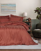 Set cuvertura matlasata dubla Bamboo, Bamboo Stripe - Tile Red, Cotton Box, 60% bumbac satinat/40% bambus