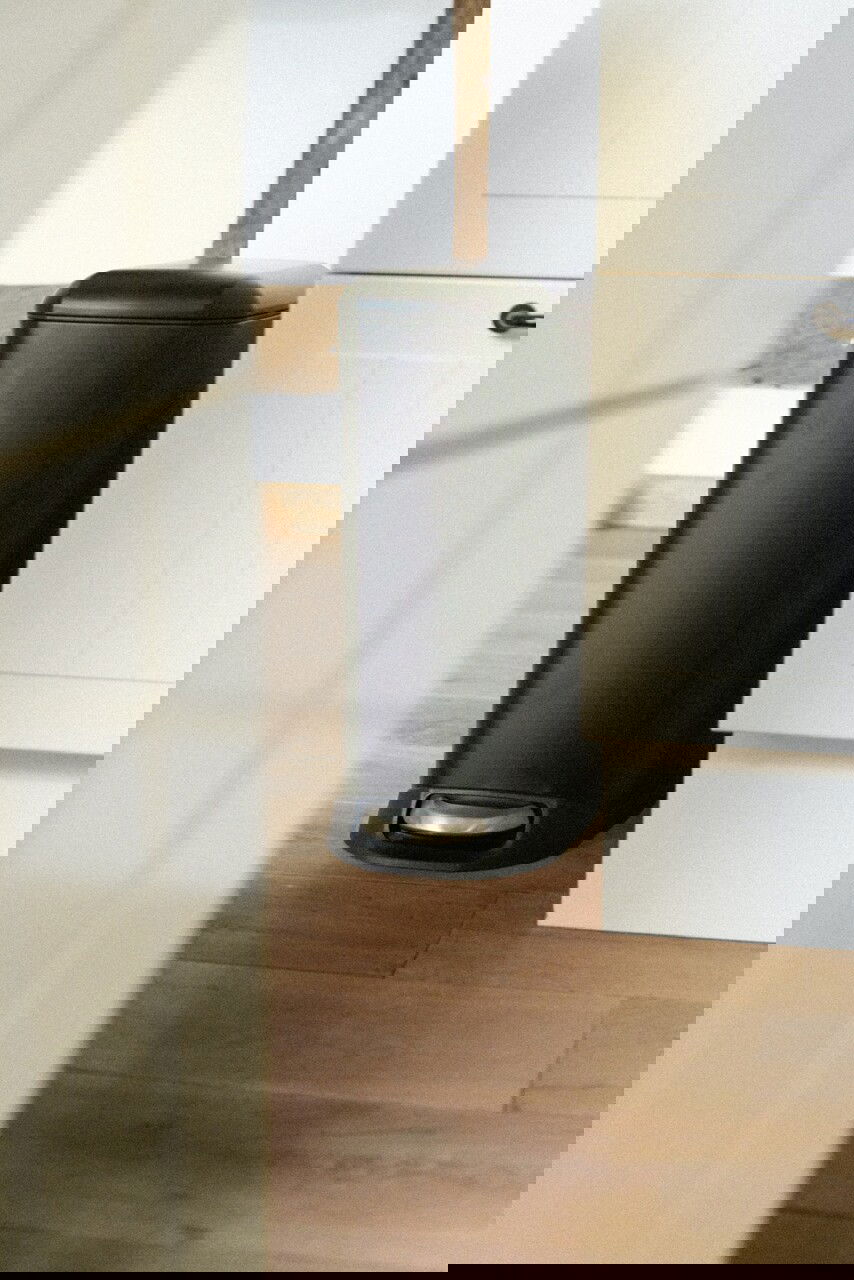 Cos de gunoi cu pedala Design, Wenko, 23.5x41x55 cm, otel/polipropilena, negru