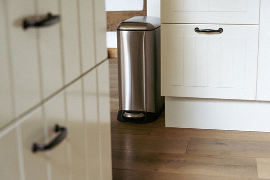 Cos de gunoi cu pedala Design, Wenko, 23.5x41x55 cm, inox/polipropilena, argintiu/negru