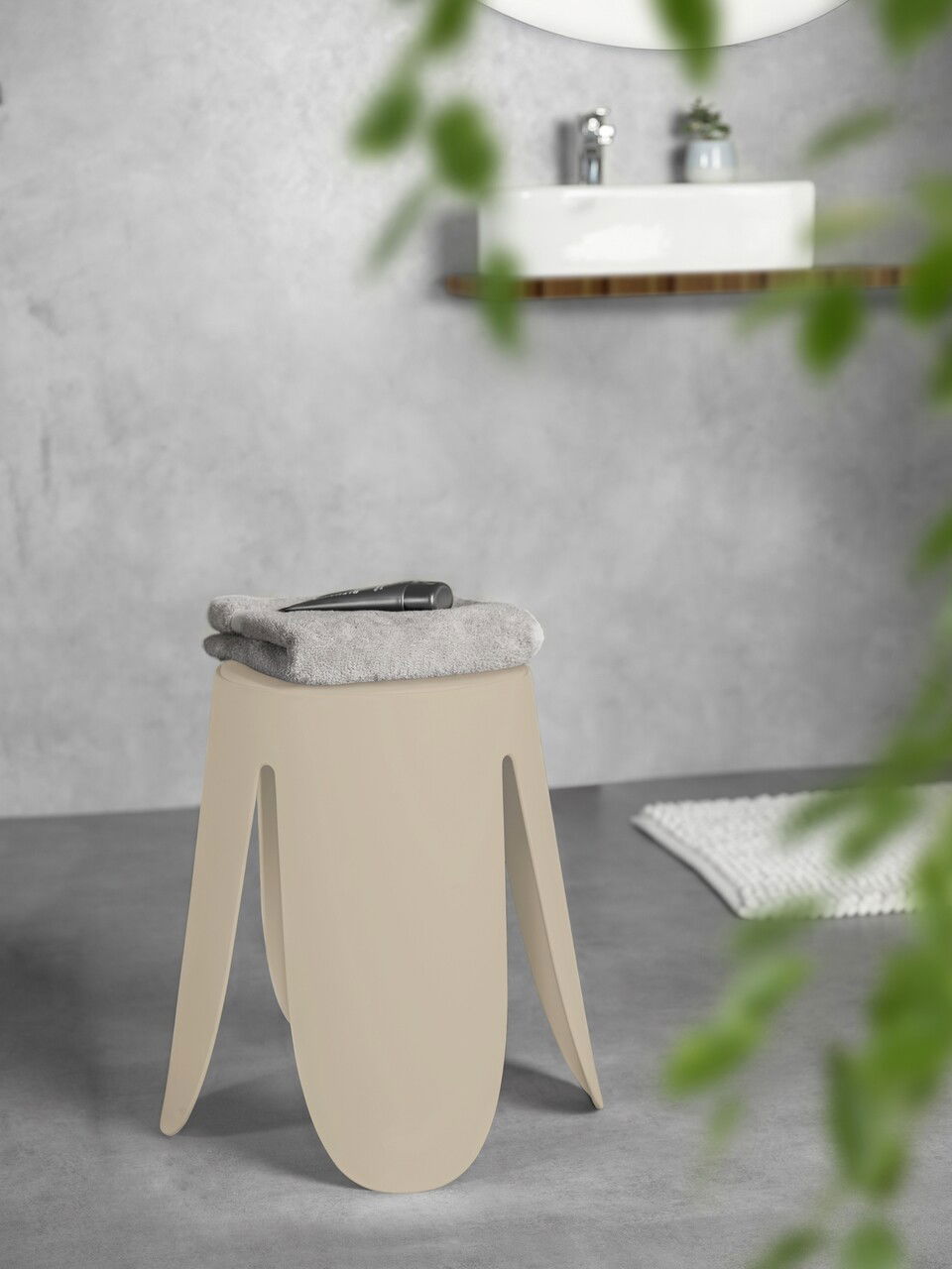 Taburet pentru baie Comiso, Wenko, 44.5x46 cm, plastic/poliuretan, bej
