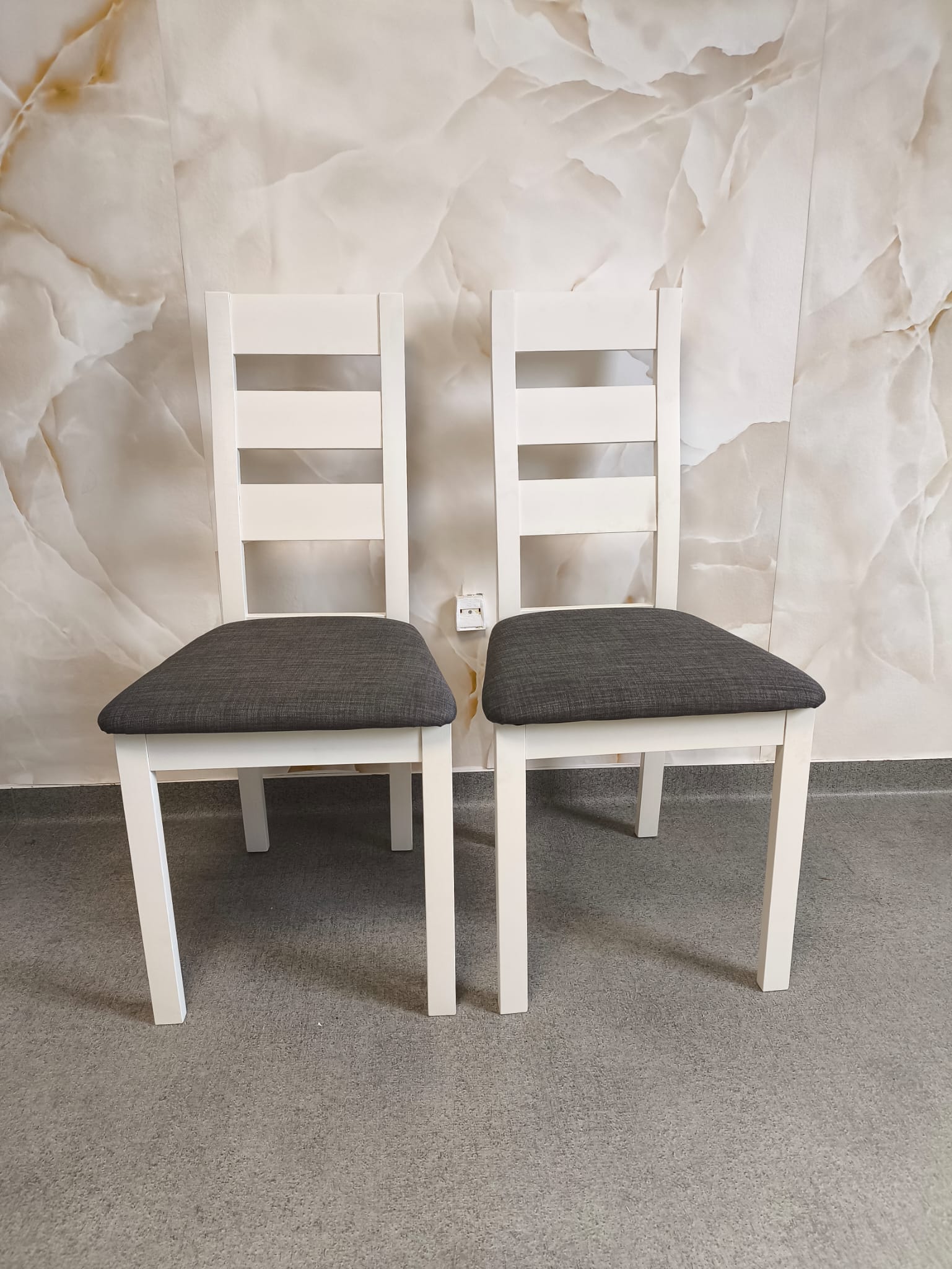 set 2 scaune nr 33 disponibil un set