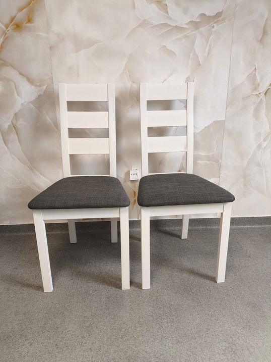 set 2 scaune nr 33 disponibil un set