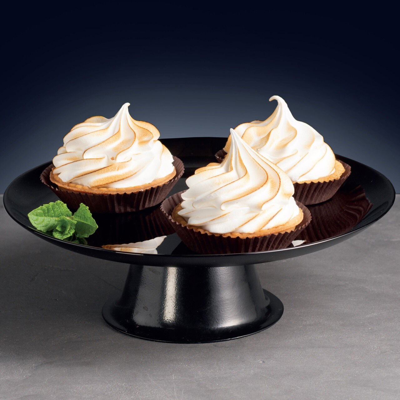 Platou cu picior pentru tort Lily, Ambition, 32 cm, sticla, negru