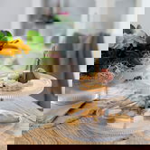 Suport prajituri cu 2 nivele Curly, Ambition, 18 cm/26 cm, otel/sticla, auriu/transparent