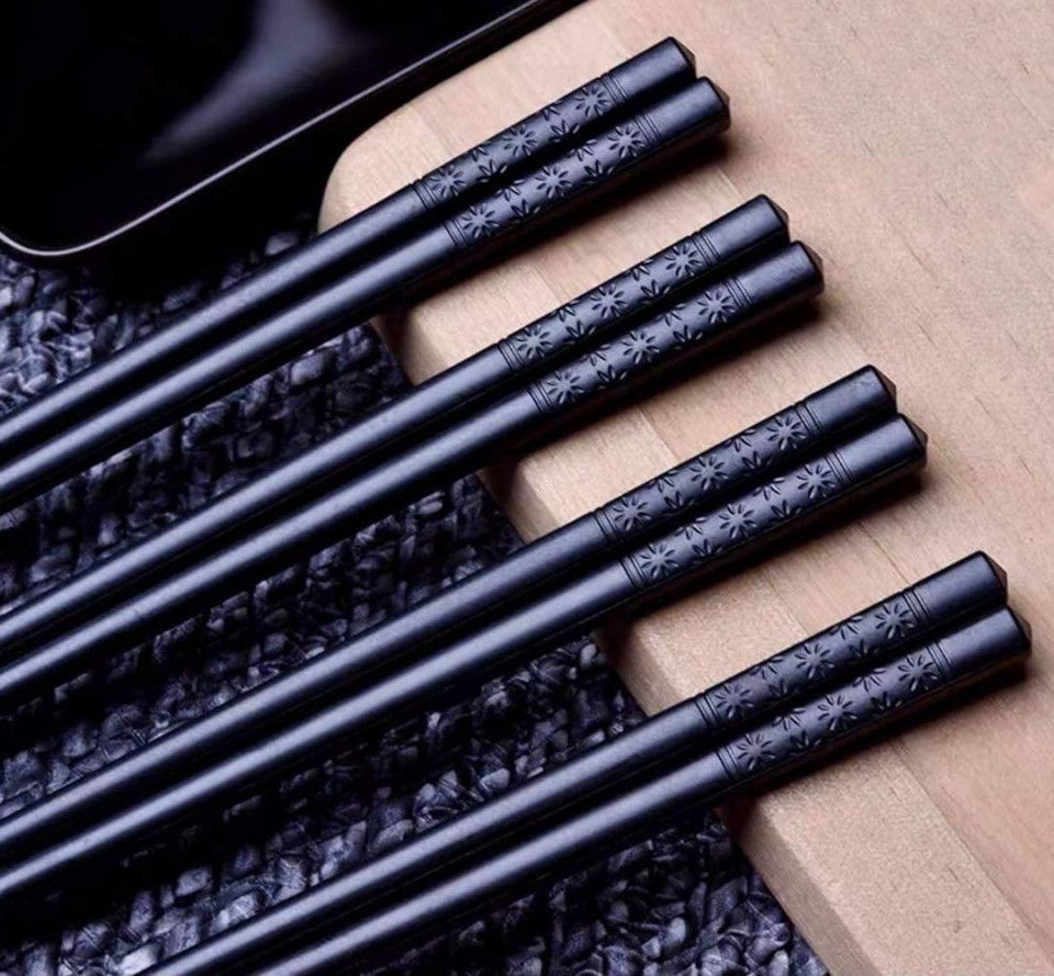 Set de 5 perechi de betisoare pentru servirea mesei Bosdontek, lemn/aliaj/plastic, negru,