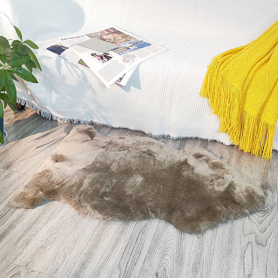 Covoras de blana DERWENT, piele naturala de oaie, gri inchis, 60 x 90 cm